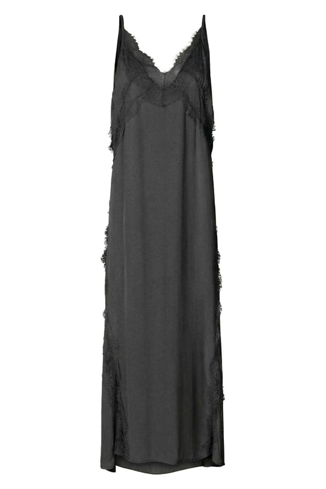 Rabens Saloner Lilou kjole i faded black – ankellang kjole med blondedetaljer og tynde stropper.