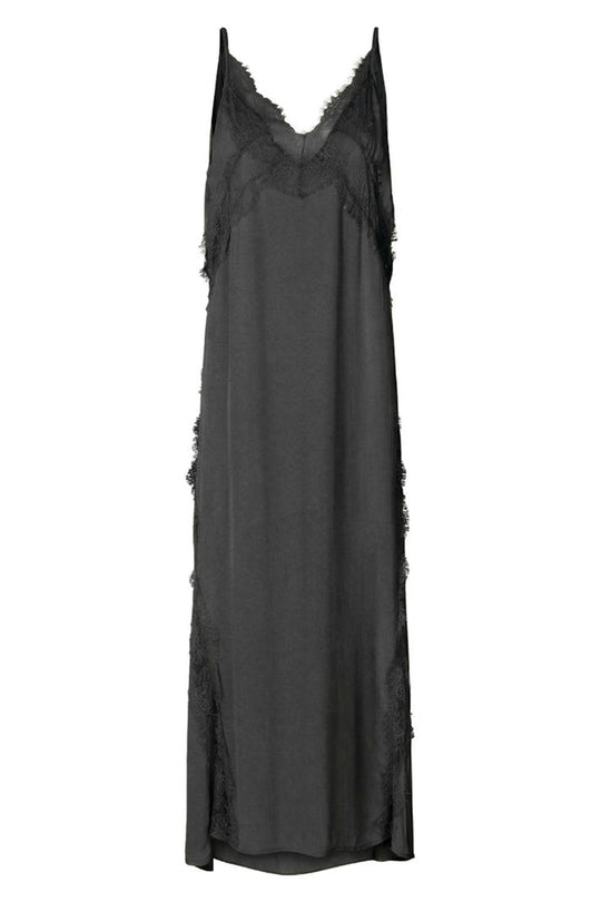 Rabens Saloner Lilou kjole i faded black – ankellang kjole med blondedetaljer og tynde stropper.