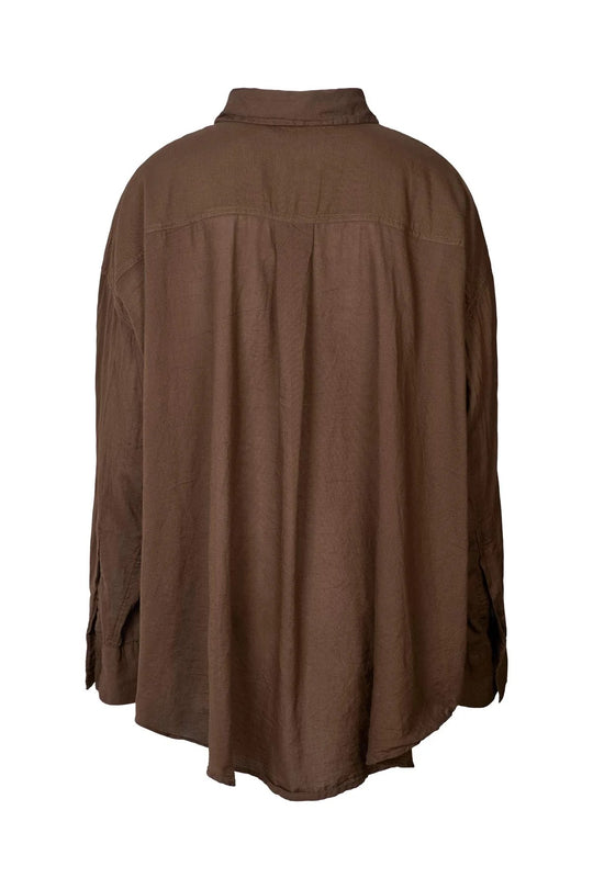 Rabens Saloner Noah oversize skjorte i mørkebrun bomuld. Klassisk herreinspireret design med krave, brystlomme og knaplukning. 100 % bomuld.