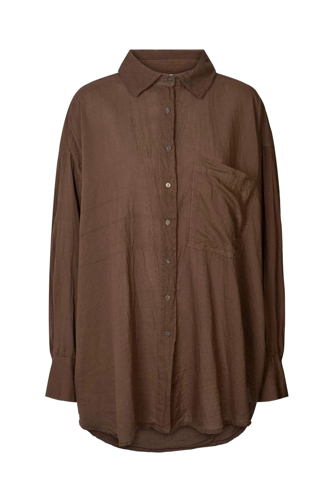 Rabens Saloner Noah oversize skjorte i mørkebrun bomuld. Klassisk herreinspireret design med krave, brystlomme og knaplukning. 100 % bomuld.