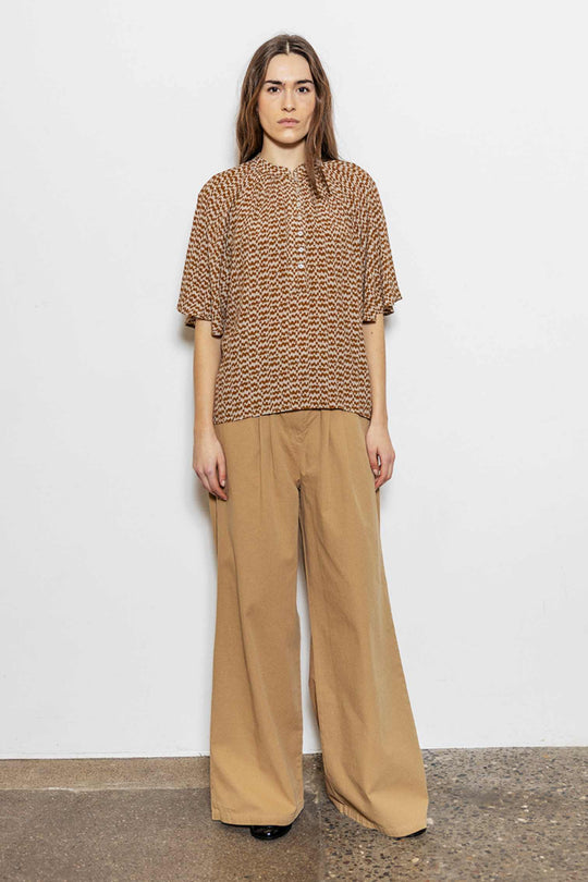 Project AJ117 Tine bukser i harvest gold med wide-leg pasform, høj talje, læg, sidelommer og aftageligt bælte.
