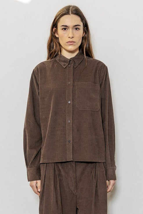 Project AJ117 Sable DK21-253 Skjorte i Coffee – blød og struktureret skjorte i baby-corduroy med krave, brystlomme, knaplukning og klassiske manchetter. 100% økologisk bomuld.
