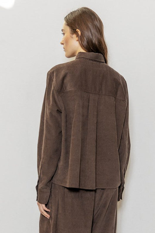 Project AJ117 Sable DK21-253 Skjorte i Coffee – blød og struktureret skjorte i baby-corduroy med krave, brystlomme, knaplukning og klassiske manchetter. 100% økologisk bomuld.
