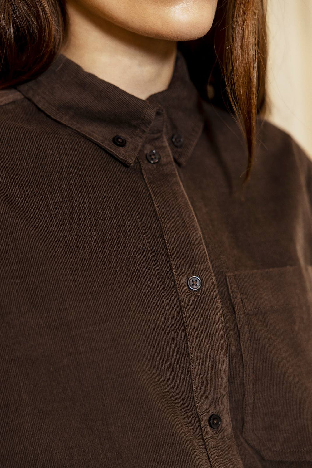 Project AJ117 Sable DK21-253 Skjorte i Coffee – blød og struktureret skjorte i baby-corduroy med krave, brystlomme, knaplukning og klassiske manchetter. 100% økologisk bomuld.
