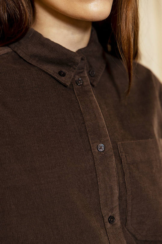 Project AJ117 Sable DK21-253 Skjorte i Coffee – blød og struktureret skjorte i baby-corduroy med krave, brystlomme, knaplukning og klassiske manchetter. 100% økologisk bomuld.
