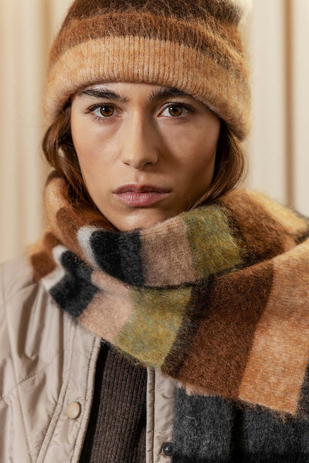 Project AJ117 Scarf 900 Multi – oversized tørklæde i blød mohair- og uldblanding med børstet tekstur og dristige striber.
