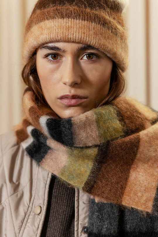 Project AJ117 Scarf 900 Multi – oversized tørklæde i blød mohair- og uldblanding med børstet tekstur og dristige striber.
