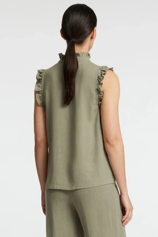 Selected Femme Viva SL Sun Ruffle Top i hør- og viskoseblanding med ruffle-detalje, V-udskæring og knaplukning. Let og afslappet sommer-top