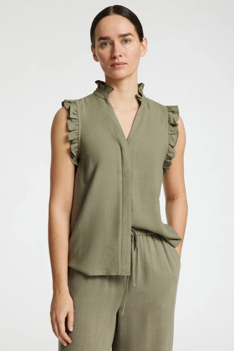 Selected Femme Viva SL Sun Ruffle Top i hør- og viskoseblanding med ruffle-detalje, V-udskæring og knaplukning. Let og afslappet sommer-top