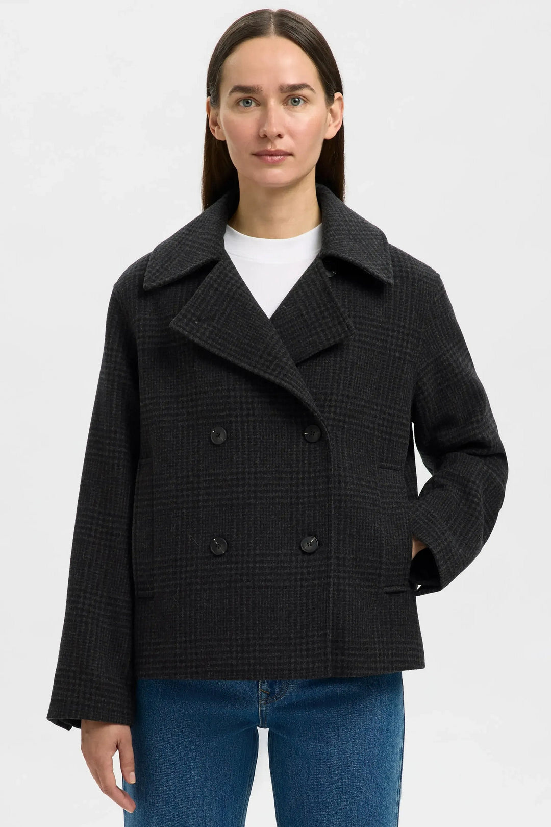 Selected Femme Alma Pattern Wool Blend Jacket i sort/grå med reverskrave, knaplukning, sidelommer og kort længde.
