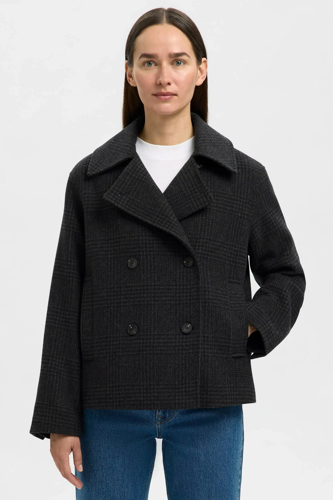 Selected Femme Alma Pattern Wool Blend Jacket i sort/grå med reverskrave, knaplukning, sidelommer og kort længde.
