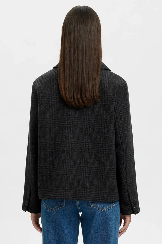 Selected Femme Alma Pattern Wool Blend Jacket i sort/grå med reverskrave, knaplukning, sidelommer og kort længde.
