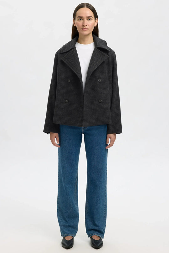 Selected Femme Alma Pattern Wool Blend Jacket i sort/grå med reverskrave, knaplukning, sidelommer og kort længde.
