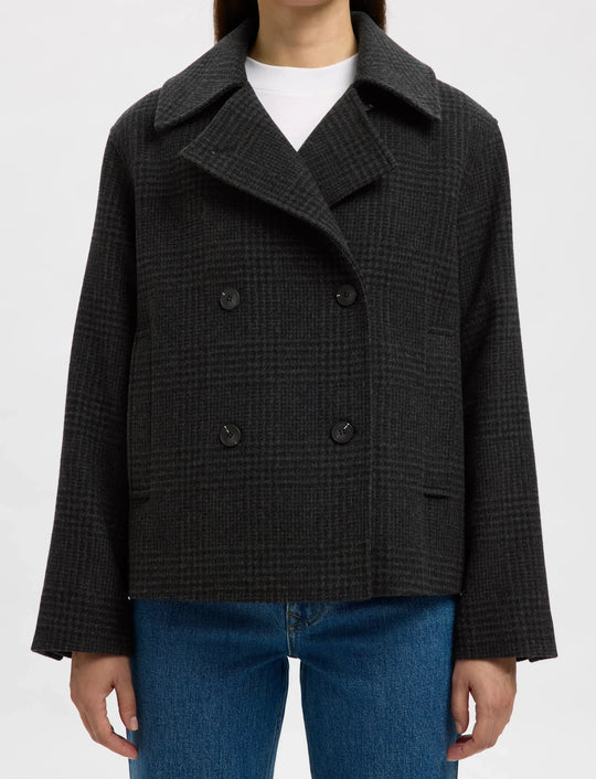 Selected Femme Alma Pattern Wool Blend Jacket i sort/grå med reverskrave, knaplukning, sidelommer og kort længde.
