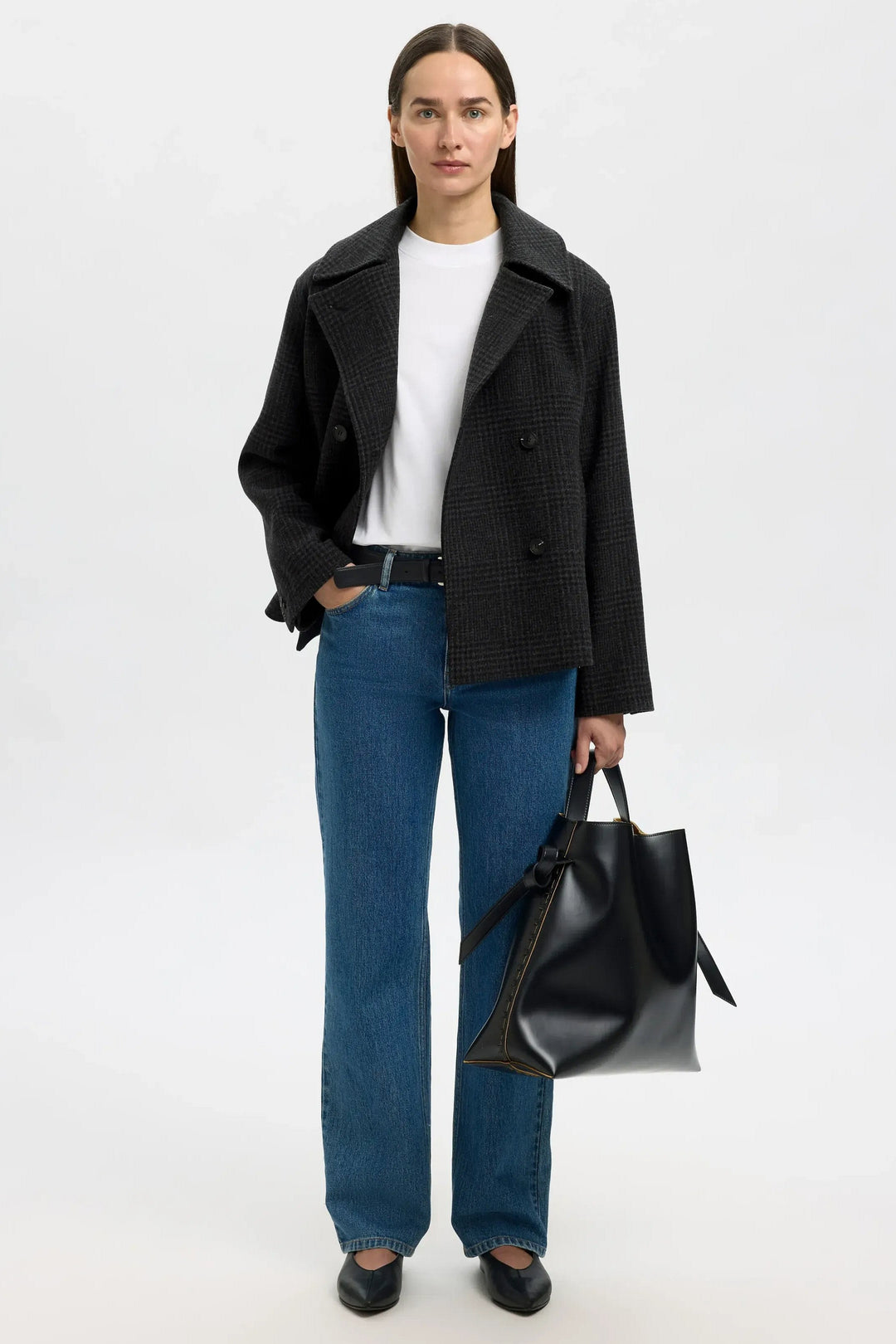 Selected Femme Alma Pattern Wool Blend Jacket i sort/grå med reverskrave, knaplukning, sidelommer og kort længde.
