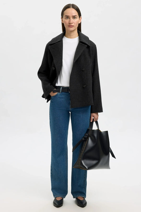 Selected Femme Alma Pattern Wool Blend Jacket i sort/grå med reverskrave, knaplukning, sidelommer og kort længde.
