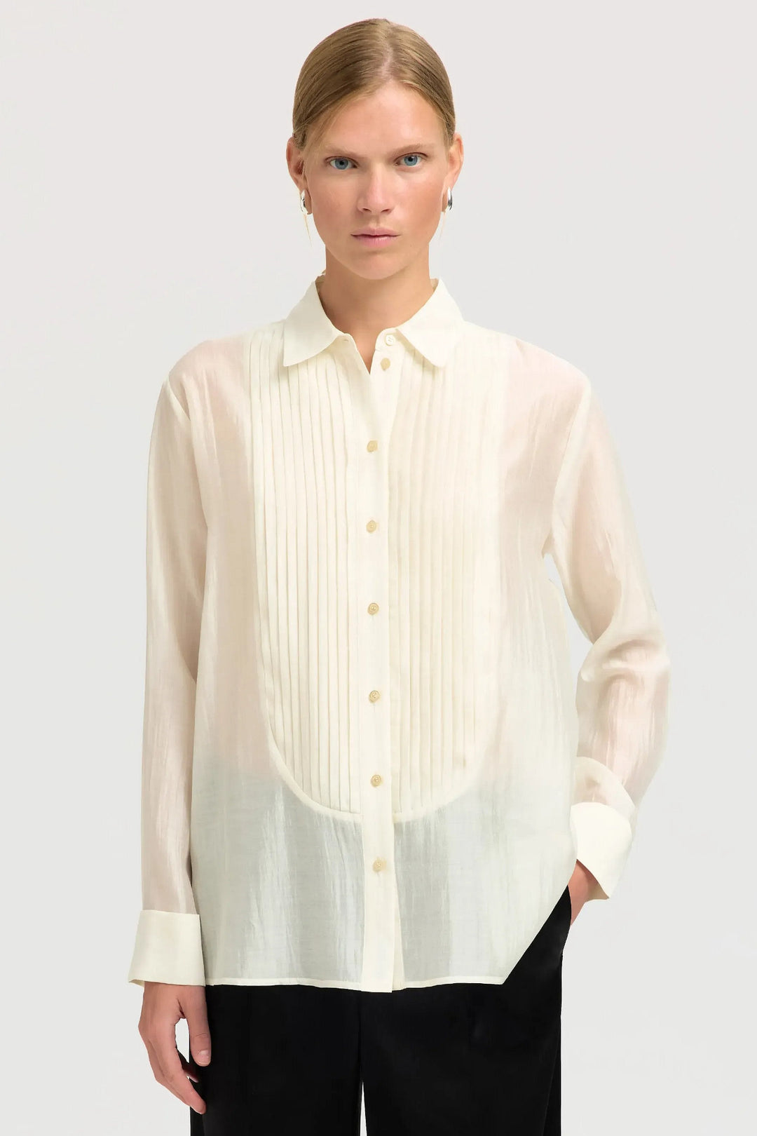 Selected Femme Iris LS Relaxed skjorte i angora – skjorte med afslappet pasform, klassisk krave, knaplukning og knapmanchetter i let kvalitet.
