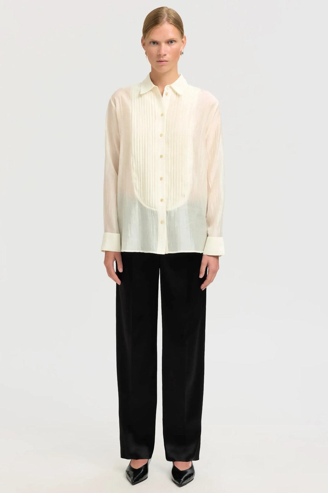 Selected Femme Iris LS Relaxed skjorte i angora – skjorte med afslappet pasform, klassisk krave, knaplukning og knapmanchetter i let kvalitet.
