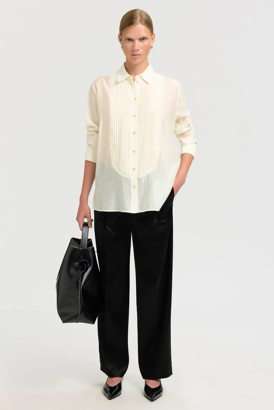 Selected Femme Iris LS Relaxed skjorte i angora – skjorte med afslappet pasform, klassisk krave, knaplukning og knapmanchetter i let kvalitet.
