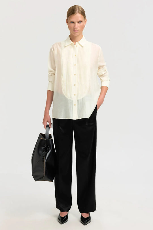 Selected Femme Iris LS Relaxed skjorte i angora – skjorte med afslappet pasform, klassisk krave, knaplukning og knapmanchetter i let kvalitet.
