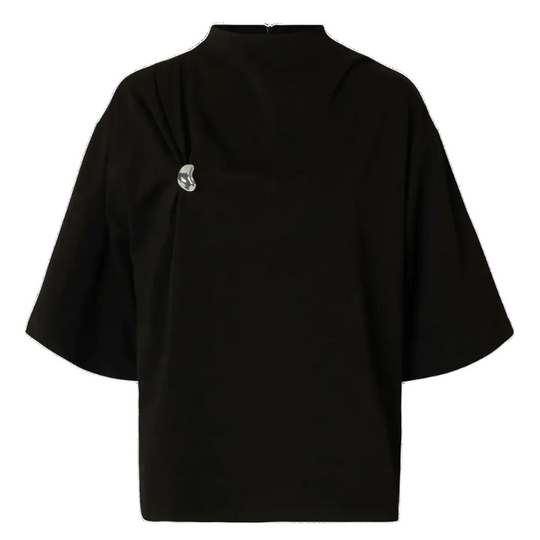 Selected Femme Ria 2/4 SS Top i sort – T-shirt med høj hals, elegant drapering ved brystet, brede 2/4-ærmer og boxy pasform.
