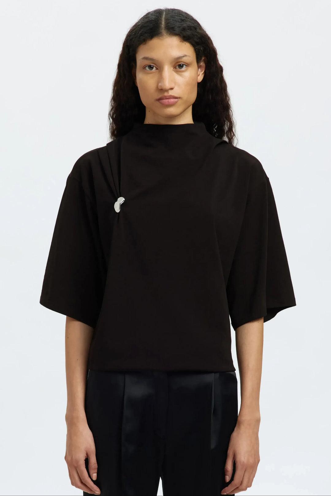 Selected Femme Ria 2/4 SS Top i sort – T-shirt med høj hals, elegant drapering ved brystet, brede 2/4-ærmer og boxy pasform.
