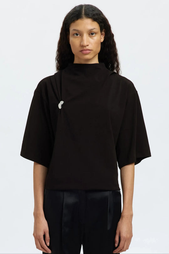 Selected Femme Ria 2/4 SS Top i sort – T-shirt med høj hals, elegant drapering ved brystet, brede 2/4-ærmer og boxy pasform.
