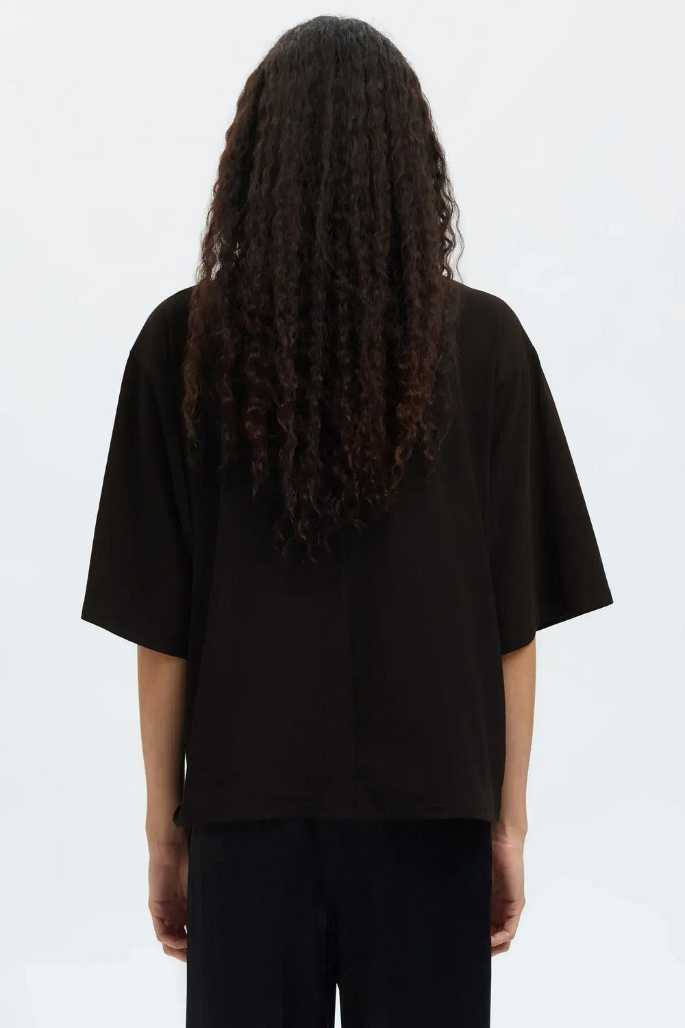 Selected Femme Ria 2/4 SS Top i sort – T-shirt med høj hals, elegant drapering ved brystet, brede 2/4-ærmer og boxy pasform.
