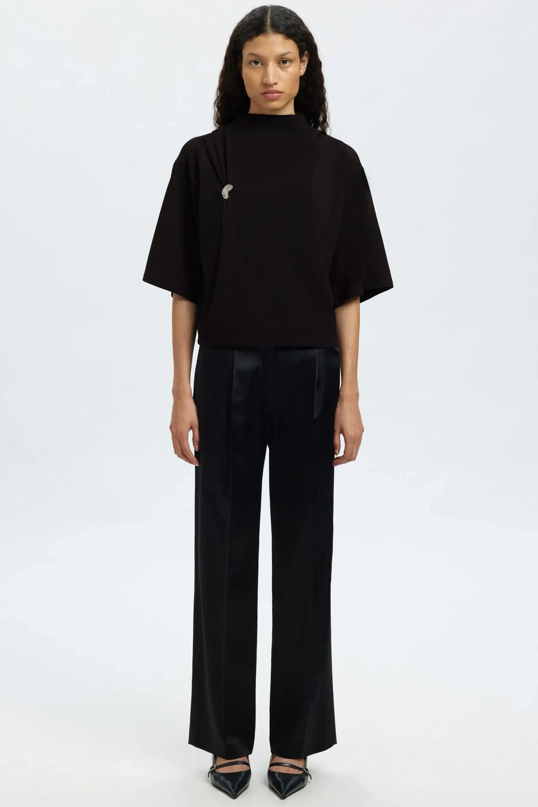 Selected Femme Ria 2/4 SS Top i sort – T-shirt med høj hals, elegant drapering ved brystet, brede 2/4-ærmer og boxy pasform.
