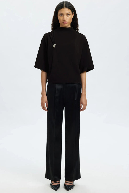 Selected Femme Ria 2/4 SS Top i sort – T-shirt med høj hals, elegant drapering ved brystet, brede 2/4-ærmer og boxy pasform.
