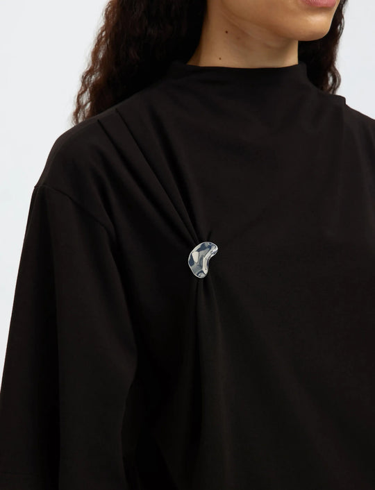 Selected Femme Ria 2/4 SS Top i sort – T-shirt med høj hals, elegant drapering ved brystet, brede 2/4-ærmer og boxy pasform.
