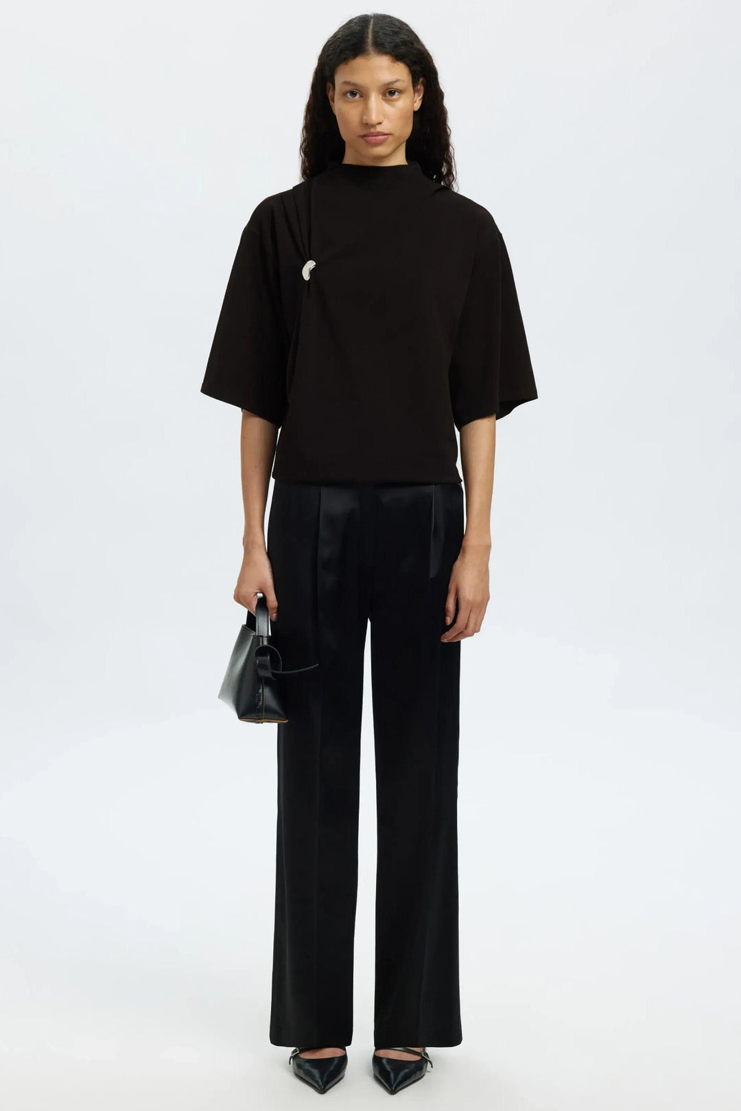 Selected Femme Ria 2/4 SS Top i sort – T-shirt med høj hals, elegant drapering ved brystet, brede 2/4-ærmer og boxy pasform.
