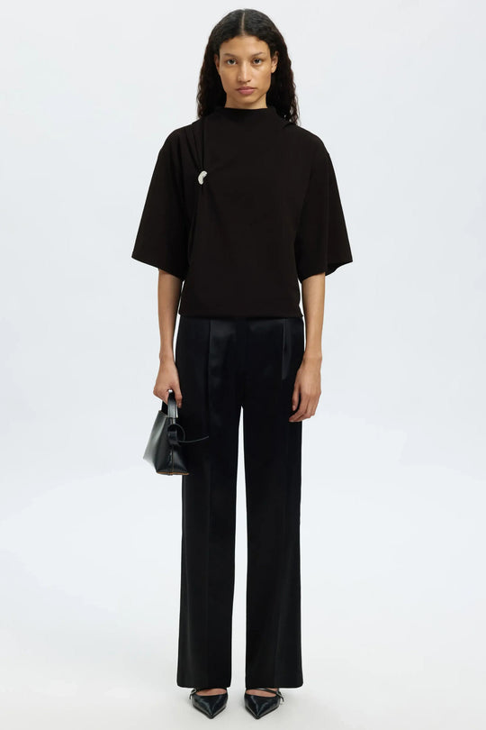 Selected Femme Ria 2/4 SS Top i sort – T-shirt med høj hals, elegant drapering ved brystet, brede 2/4-ærmer og boxy pasform.
