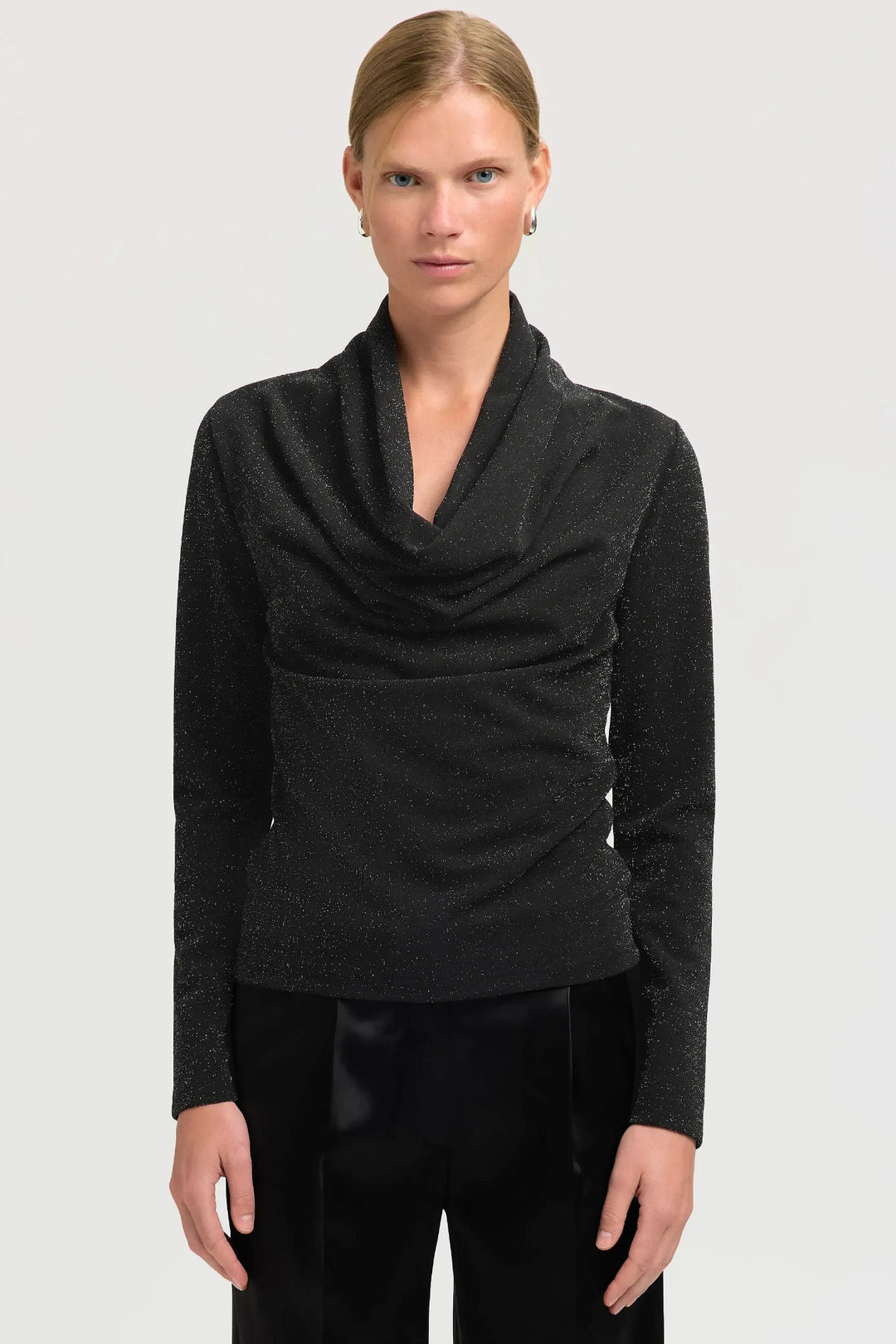 Selected Femme Sandra LS Cowl Neck Top i sort – langærmet bluse med vandfaldsudskæring, blød bomuldsjersey-foring og elegant finish.

