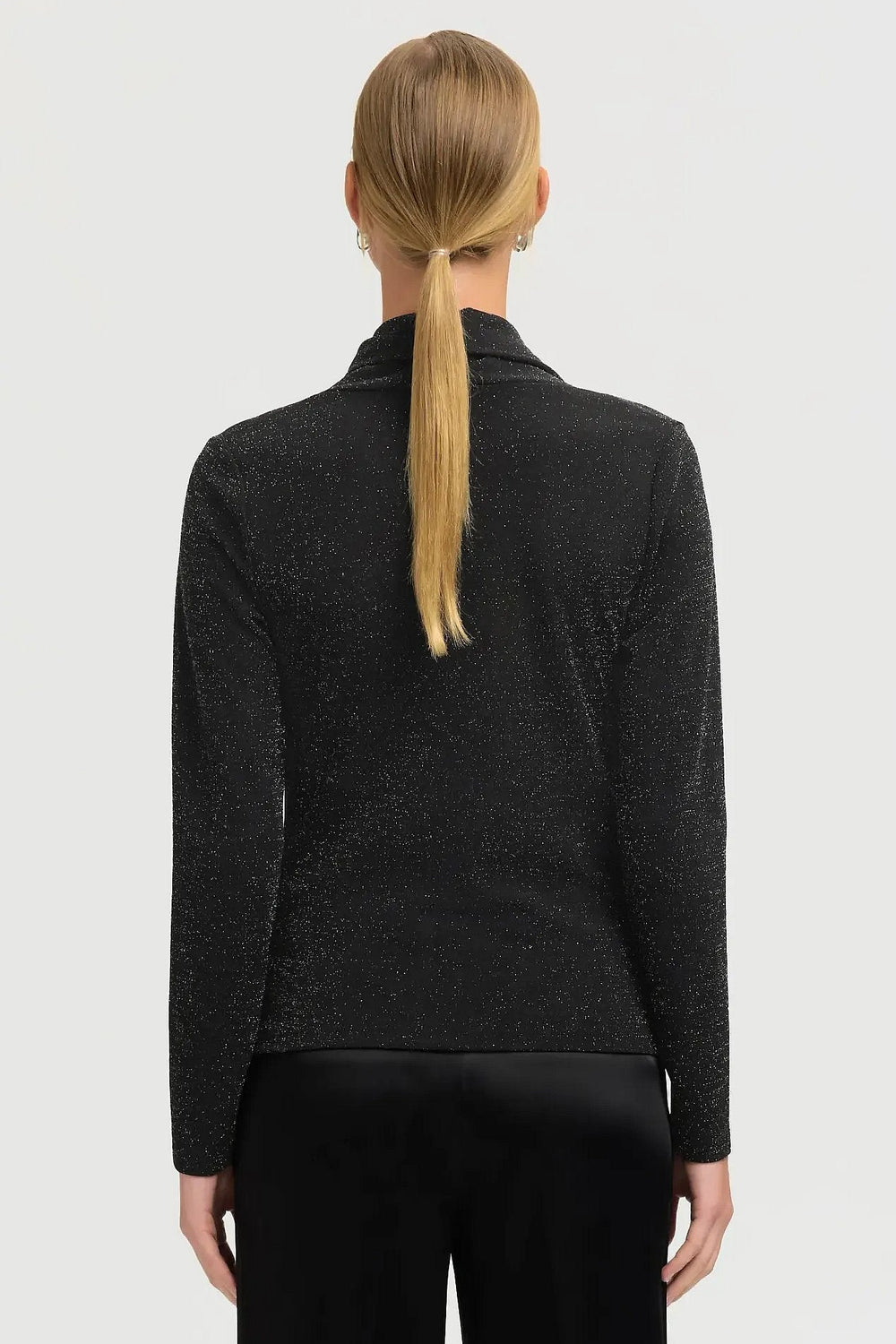 Selected Femme Sandra LS Cowl Neck Top i sort – langærmet bluse med vandfaldsudskæring, blød bomuldsjersey-foring og elegant finish.

