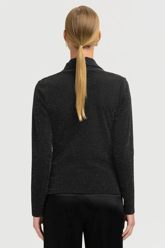 Selected Femme Sandra LS Cowl Neck Top i sort – langærmet bluse med vandfaldsudskæring, blød bomuldsjersey-foring og elegant finish.
