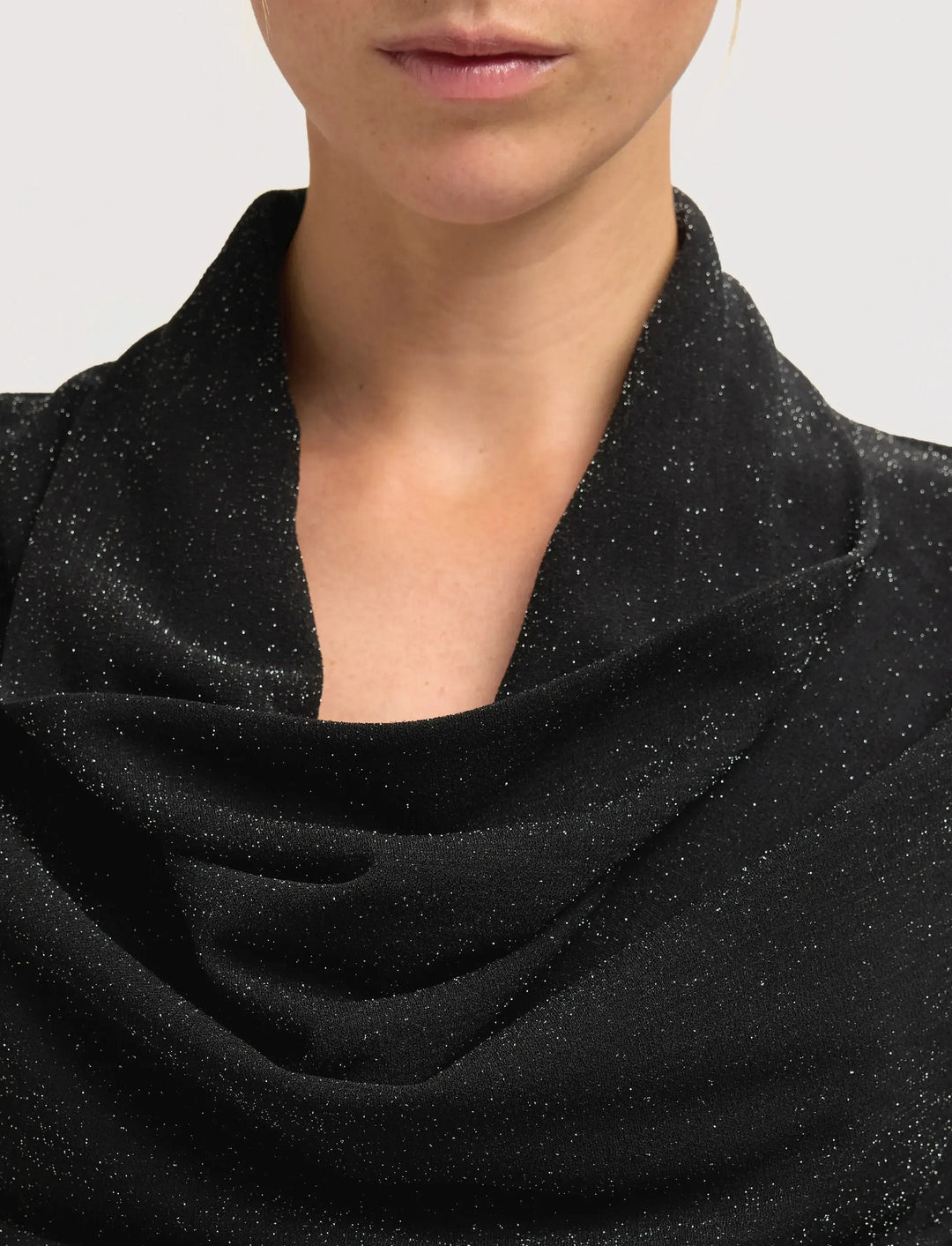 Selected Femme Sandra LS Cowl Neck Top i sort – langærmet bluse med vandfaldsudskæring, blød bomuldsjersey-foring og elegant finish.
