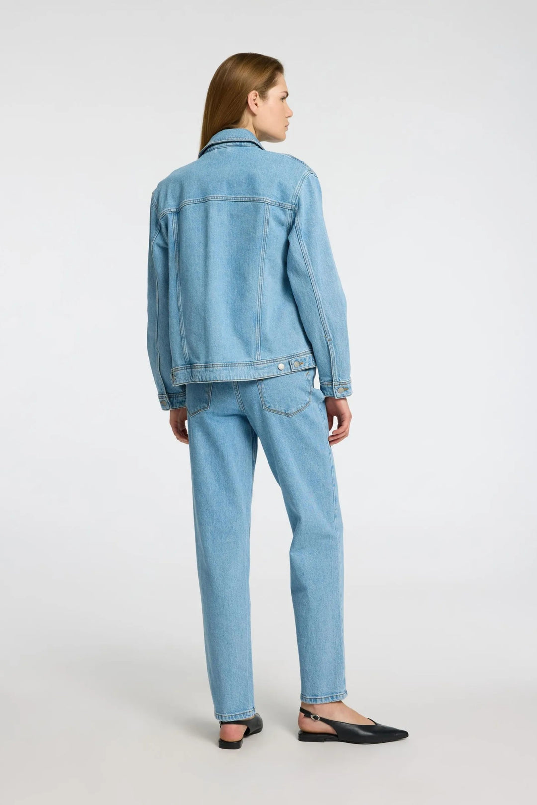 Alice LS Denim Jacket fra Selected Femme – lyseblå stenvasket denimjakke med brystlommer og justerbare detaljer. Lavet af økologisk bomuld.