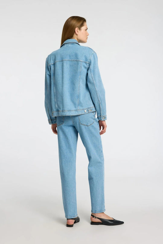 Alice LS Denim Jacket fra Selected Femme – lyseblå stenvasket denimjakke med brystlommer og justerbare detaljer. Lavet af økologisk bomuld.