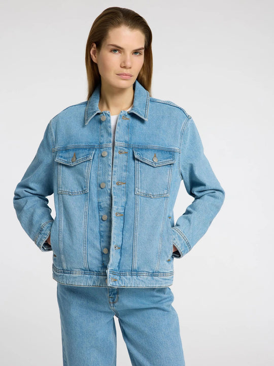 Alice LS Denim Jacket fra Selected Femme – lyseblå stenvasket denimjakke med brystlommer og justerbare detaljer. Lavet af økologisk bomuld.
