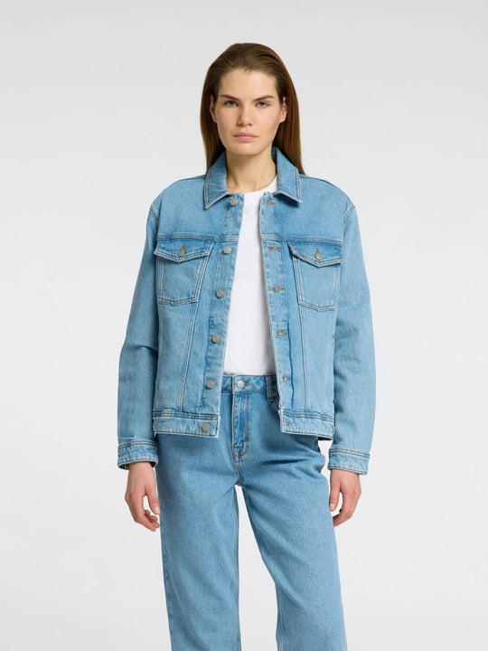 Alice LS Denim Jacket fra Selected Femme – lyseblå stenvasket denimjakke med brystlommer og justerbare detaljer. Lavet af økologisk bomuld.