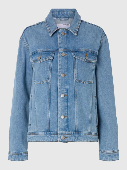 Alice LS Denim Jacket fra Selected Femme – lyseblå stenvasket denimjakke med brystlommer og justerbare detaljer. Lavet af økologisk bomuld.