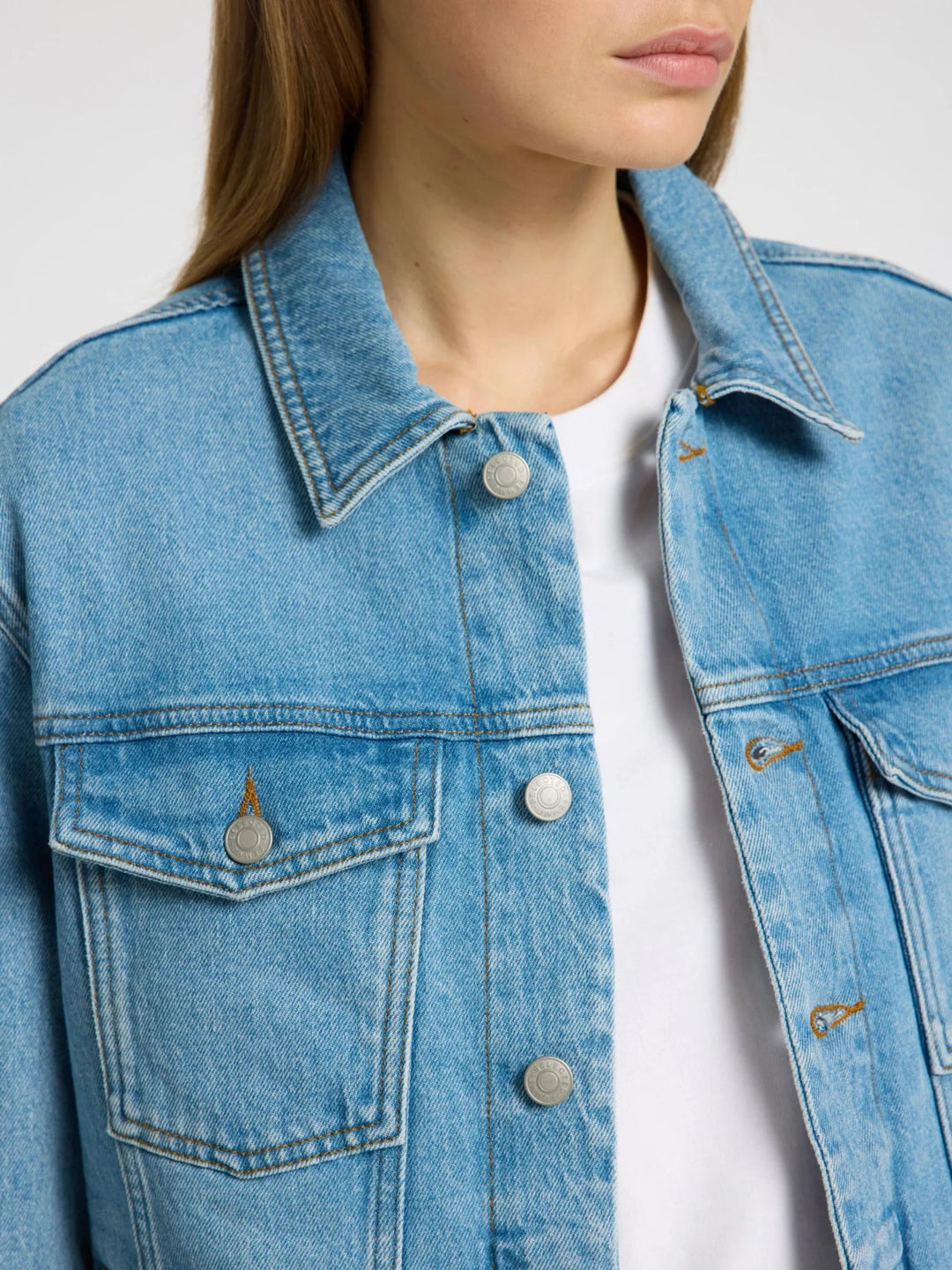 Alice LS Denim Jacket fra Selected Femme – lyseblå stenvasket denimjakke med brystlommer og justerbare detaljer. Lavet af økologisk bomuld.