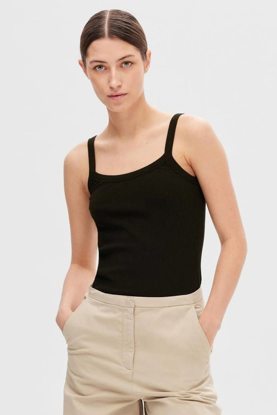 Selected Femme Celica Anna Strap Tank Top i økologisk bomuld med brede stropper og klassisk pasform.
