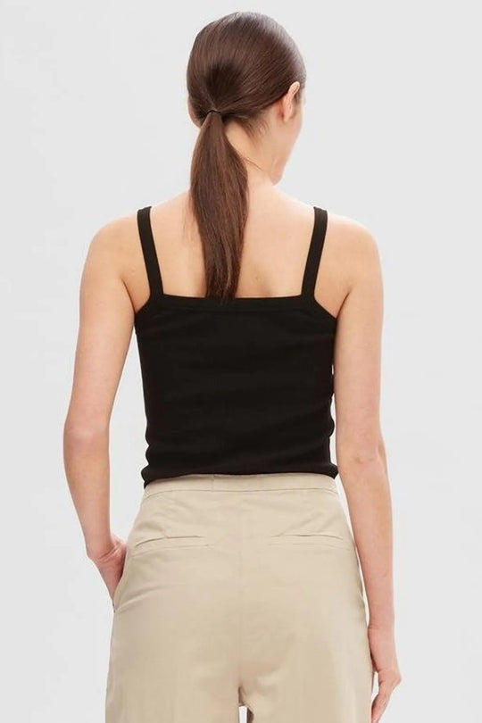 Selected Femme Celica Anna Strap Tank Top i økologisk bomuld med brede stropper og klassisk pasform.
