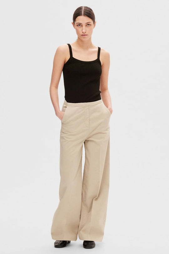 Selected Femme Celica Anna Strap Tank Top i økologisk bomuld med brede stropper og klassisk pasform.
