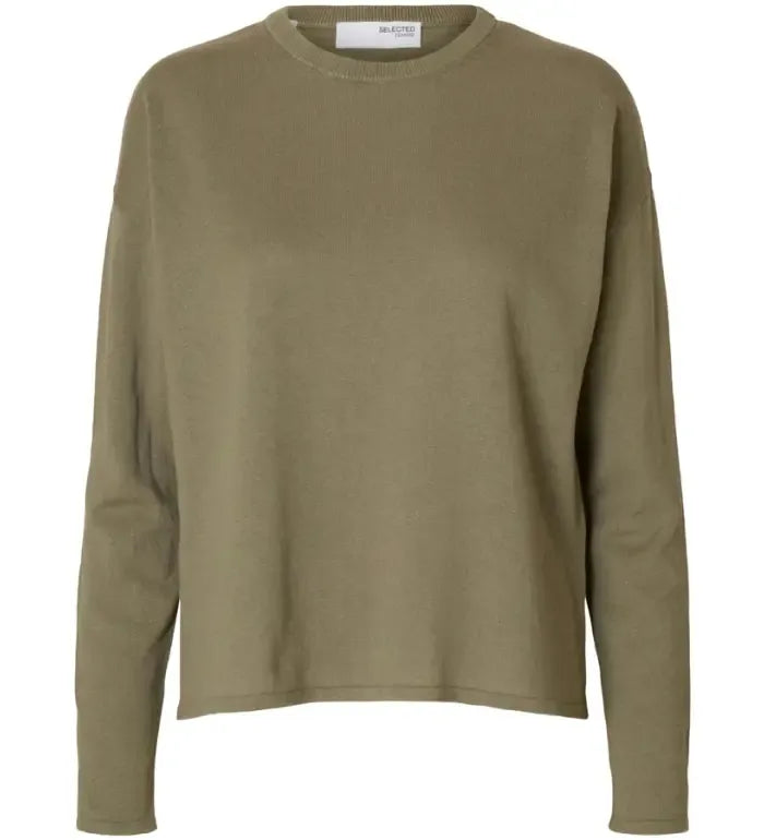 Laura Knit O-Neck fra Selected Femme – olivengrøn striktrøje i hør/bomuld med rund hals og afslappet pasform. Blød, let og perfekt til hverdagsbrug.