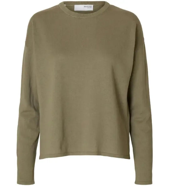 Laura Knit O-Neck fra Selected Femme – olivengrøn striktrøje i hør/bomuld med rund hals og afslappet pasform. Blød, let og perfekt til hverdagsbrug.