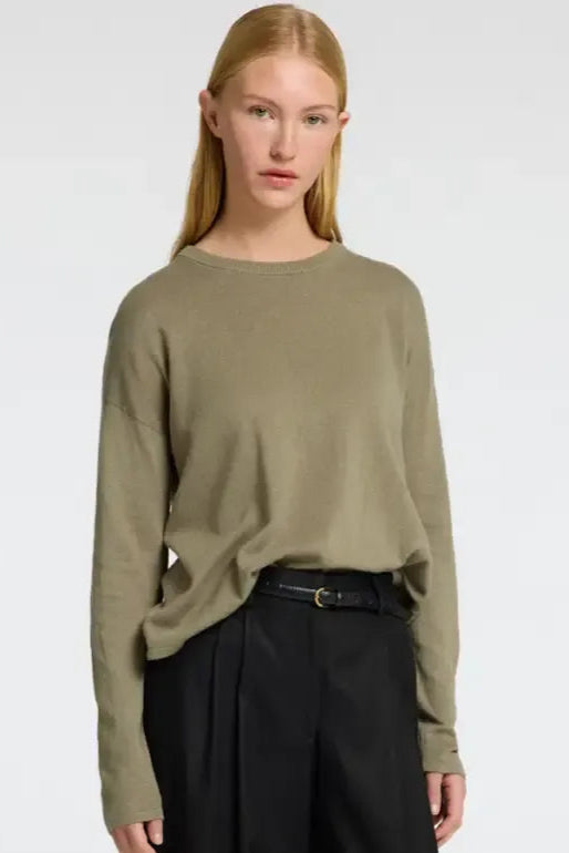 Laura Knit O-Neck fra Selected Femme – olivengrøn striktrøje i hør/bomuld med rund hals og afslappet pasform. Blød, let og perfekt til hverdagsbrug.