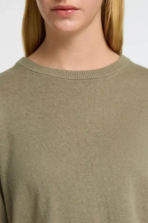 Laura Knit O-Neck fra Selected Femme – olivengrøn striktrøje i hør/bomuld med rund hals og afslappet pasform. Blød, let og perfekt til hverdagsbrug.
